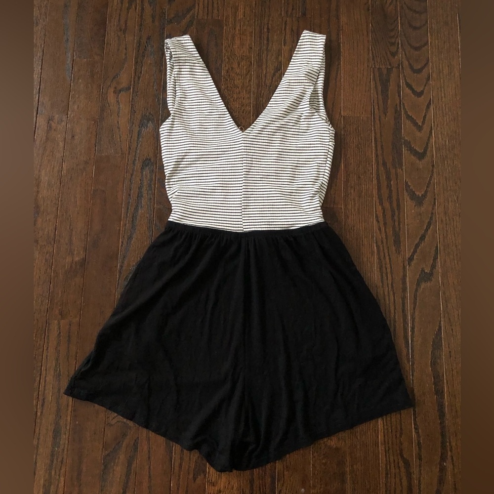 ModCloth Women’s XXS Black/White Deep V-Neck Sleeveless Romper w/Pockets - NWT! - Picture 13 of 13